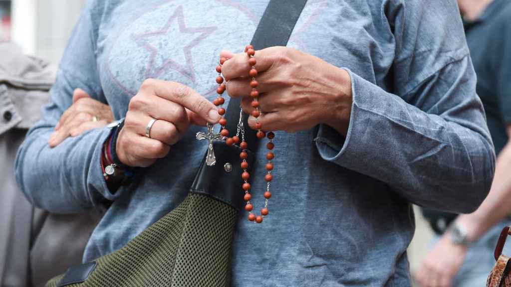 Persona rezando en Ferraz durante el día de la jornada de reflexión previa a las europeas del 9J