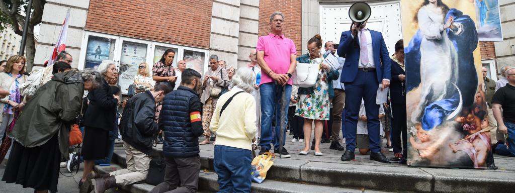 Personas rezando en Ferraz contra la amnistía durante la jornada de reflexión