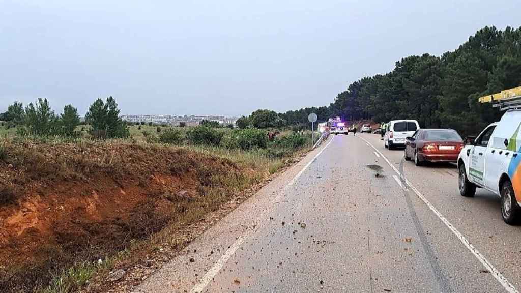El vehículo se salió de la vía por el margen izquierdo, golpeando con el talud