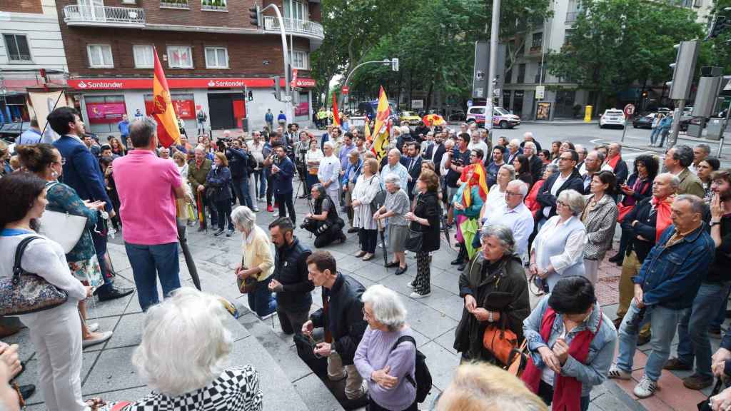 Los asistentes, durante el rezo del Rosario por España y por Europa.