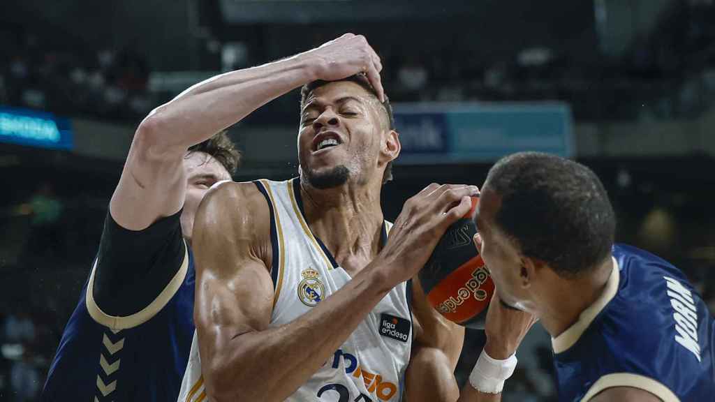 Tavares, en plena disputa.