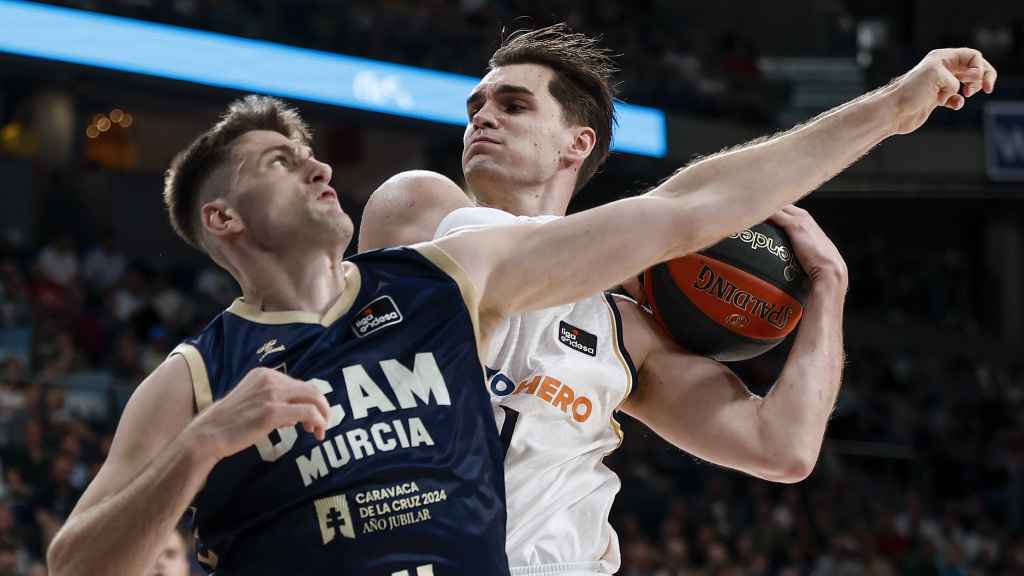 Mario Hezonja, en la pelea por un balón en el partido ante el UCAM Murcia.