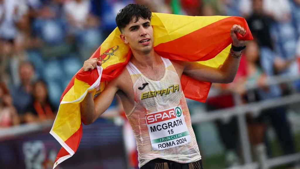 Paul McGrath celebra su medalla de plata en los Europeos de Roma.