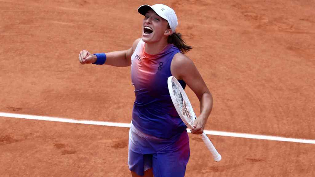 Swiatek celebra su cuarto título de Roland Garros.