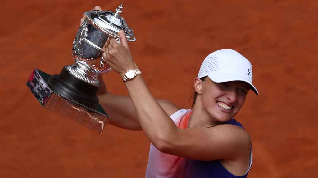 Swiatek alza el trofeo de Roland Garros.