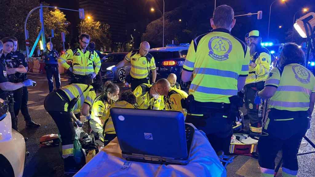 Agentes de la Policía Municipal y efectivos del Samur atendiendo a la víctima del atropello en la Castellana.