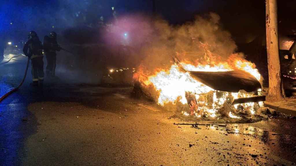 Bomberos de la Comunidad de Madrid durante la extinción del fuego propagado en la calle Enrique Granados, en Pozuelo.