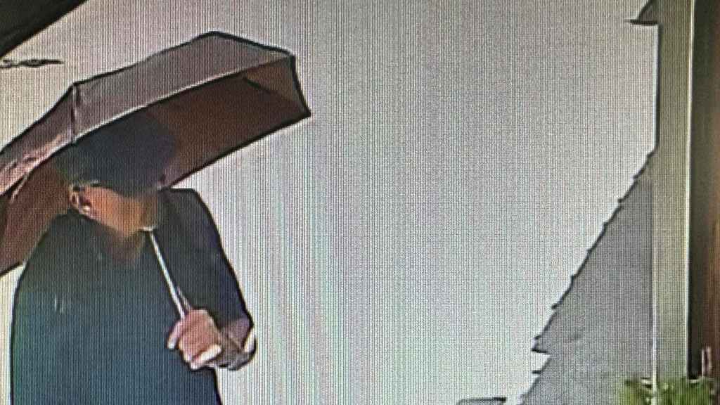 Una imagen tomada de la pantalla de una computadora de CCTV y enviada a Reuters el 7 de junio de 2024, muestra lo que se cree que es el médico de la televisión británica Michael Mosley en una calle de la isla griega de Symi, Grecia.