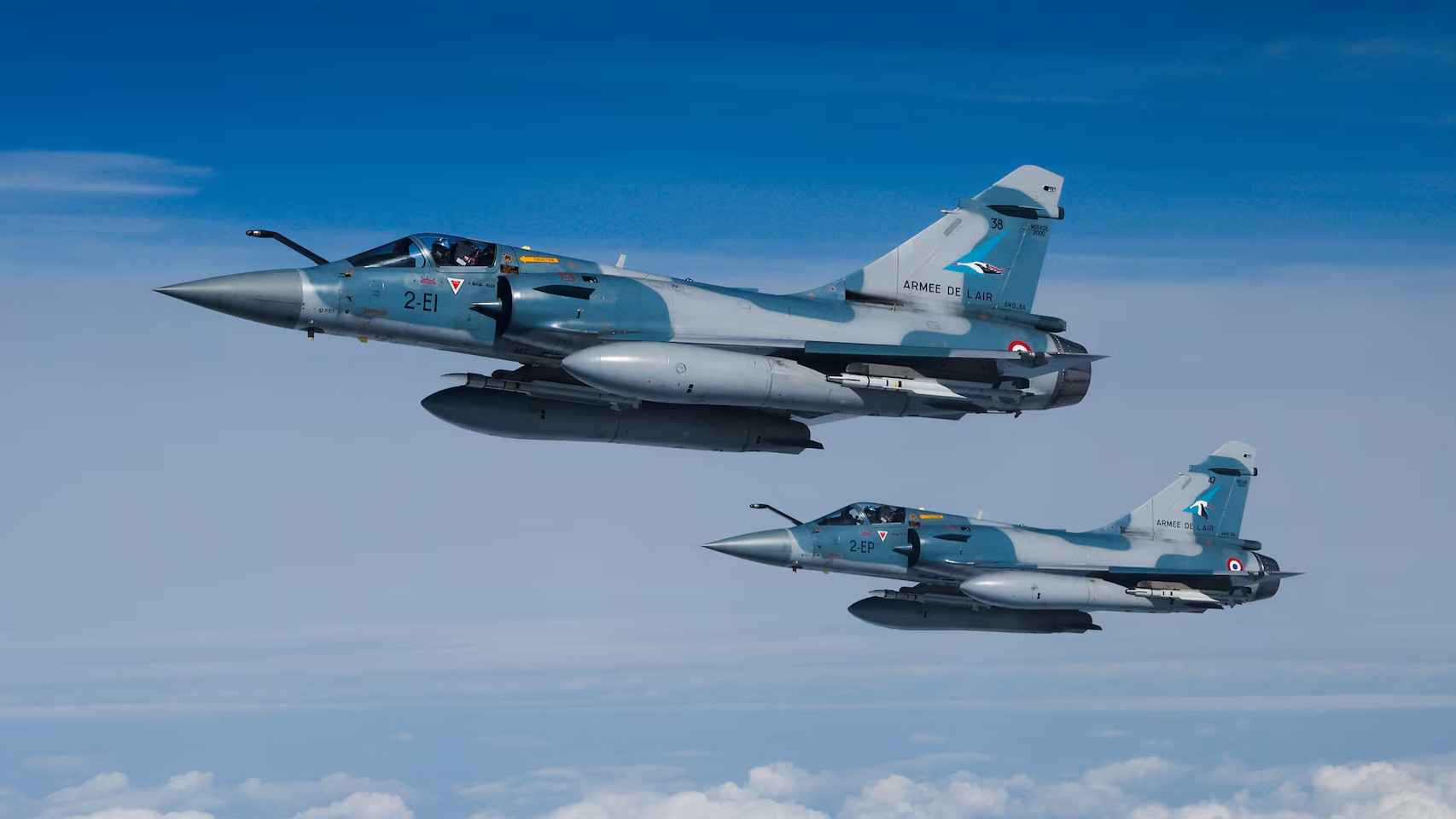 Dos Mirage 2000-5F volando en formación, mismo modelo del que recibirá Ucrania por parte de Francia