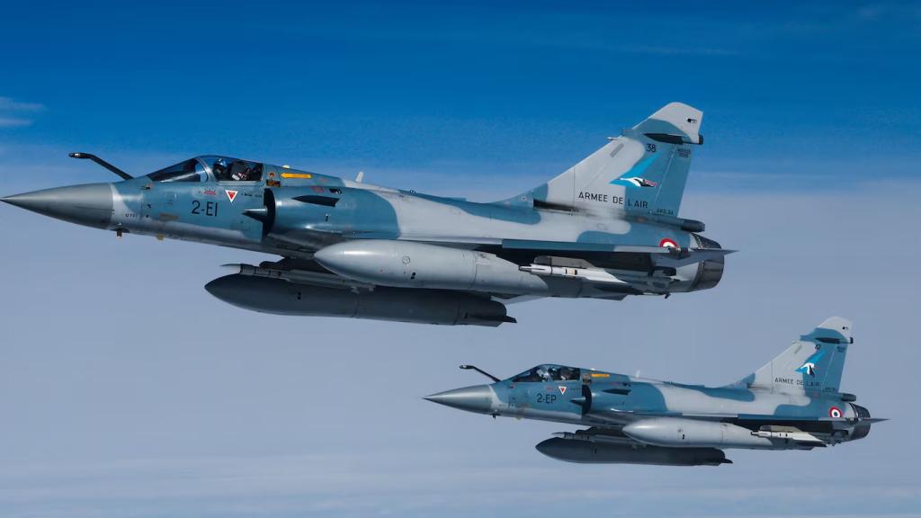 Dos Mirage 2000-5F volando en formación, mismo modelo del que recibirá Ucrania por parte de Francia