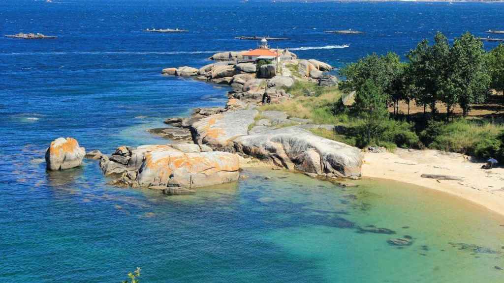 Playa de Sualaxe junto al Faro de Punta Cabalo.