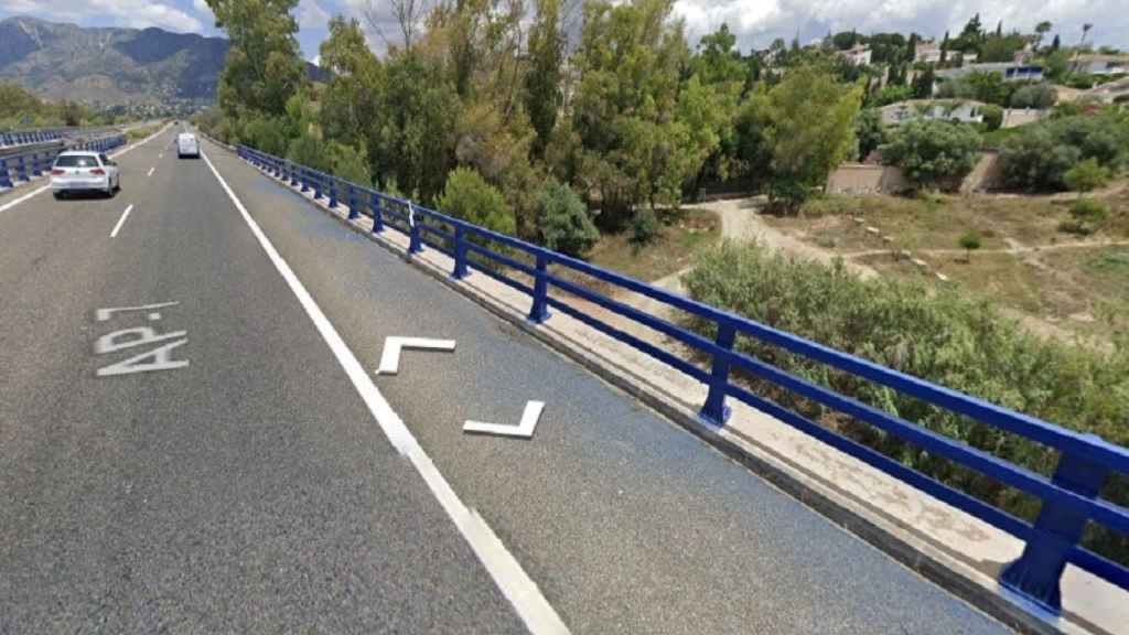 Fallece un hombre tras caer su turismo por un puente de la AP-7 en Mijas.