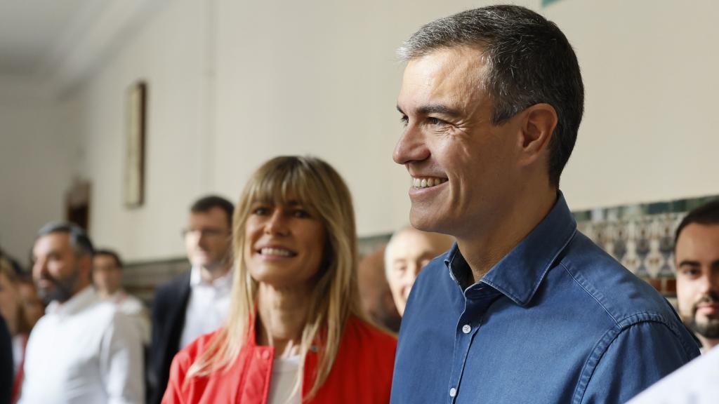 Sánchez vota junto a su mujer, Begoña Gómez.