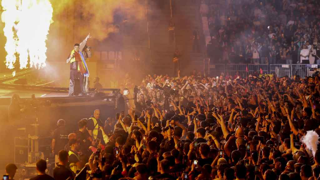 El rapero y compositor argentino Duki, durante el concierto que ofreció este sábado en el estado Santiago Bernabéu, en Madrid. Foto: EFE/Kiko Huesca
