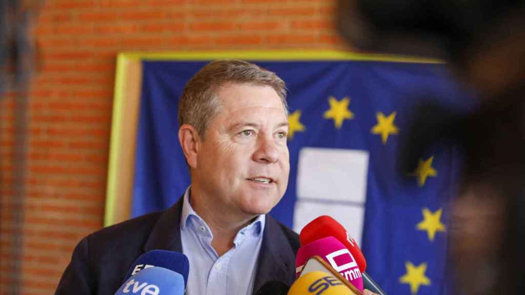 Emiliano García-Page atendiendo a los medios de comunicación en el colegio electoral.