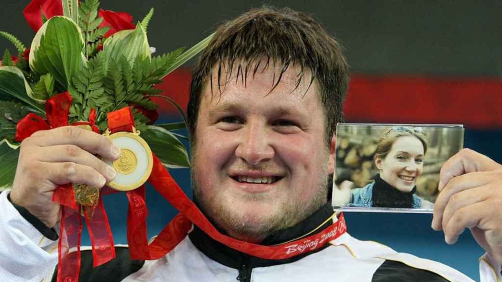 El alemán Matthias Steiner, en el podio de los JJOO de Pekín con su medalla de oro y la fotografía de su difunta mujer.