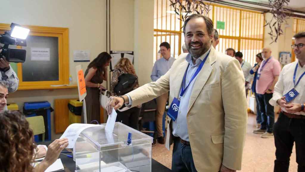 Paco Núñez depositando la papeleta en la urna.