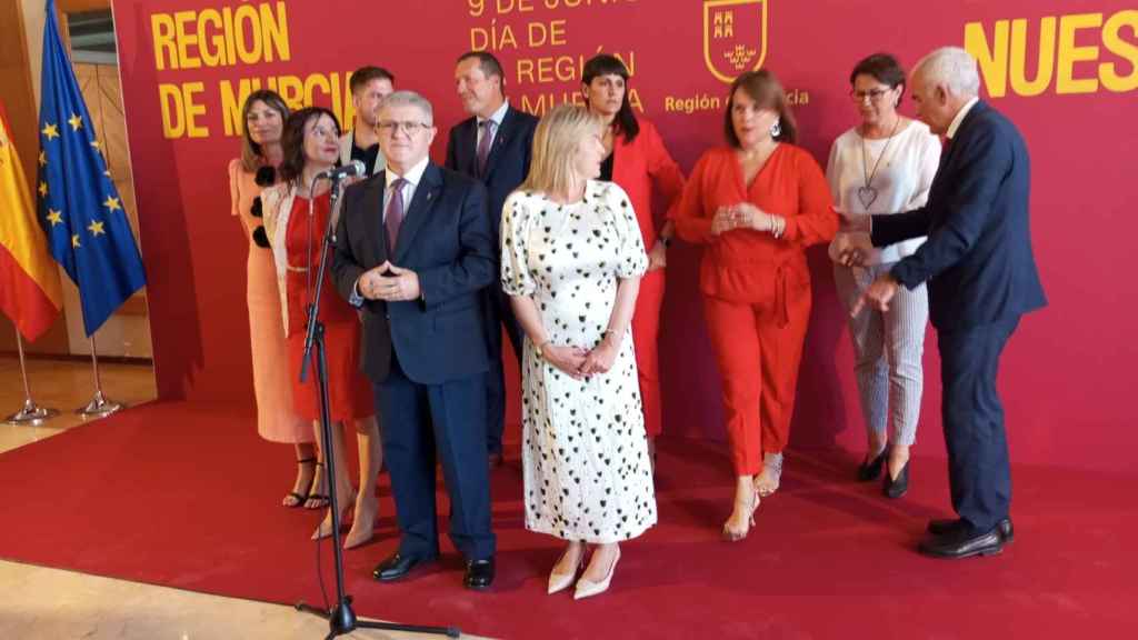 La comitiva socialista, este domingo, encabezada por su secretario general en la Región de Murcia, Pepe Vélez, y la secretaria de Estado de Telecomunicaciones, María González Veracruz.