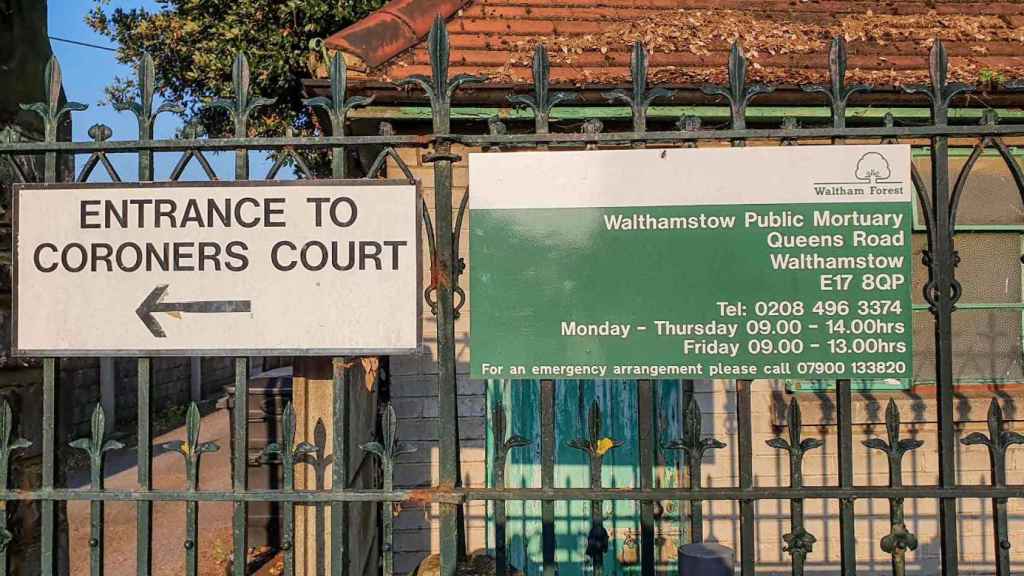 Entrada a las instalaciones londinenses donde se practicó la tercera autopsia a Miguel Ángel Martínez Santamaría