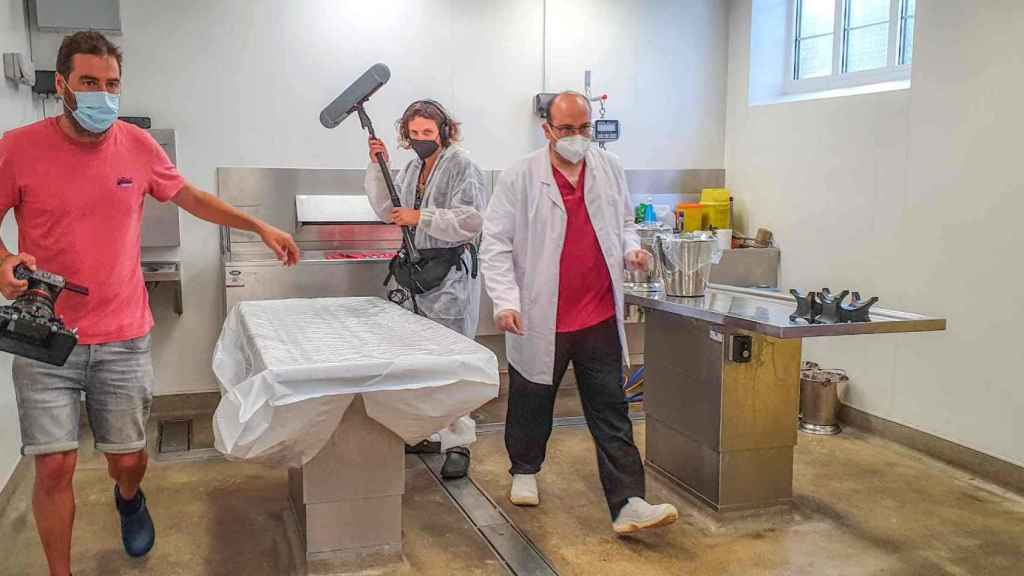 El forense prepara su instrumental antes de la llegada de los restos mortales. Le acompaña el camarógrafo David de Frutos y su asistente Borja, de MAX-HBO.