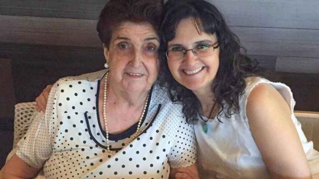 Blanca Martínez, fotografiada junto a su madre, que fue quien recibió la primera llamada de la policía alertando de la muerte de Miguel Ángel.