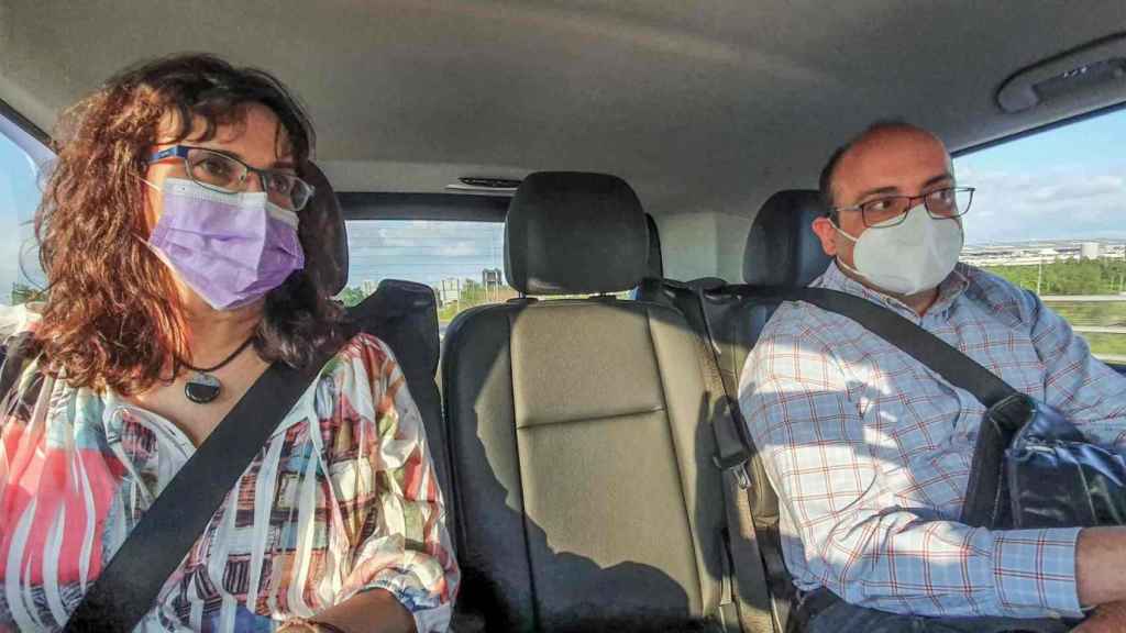 El forense vallisoletano Arcaute y Blanca Martínez Santamaría se dirigen en 2021 al cementerio londinense a practicar la tercera autopsia en plena postpandemia.