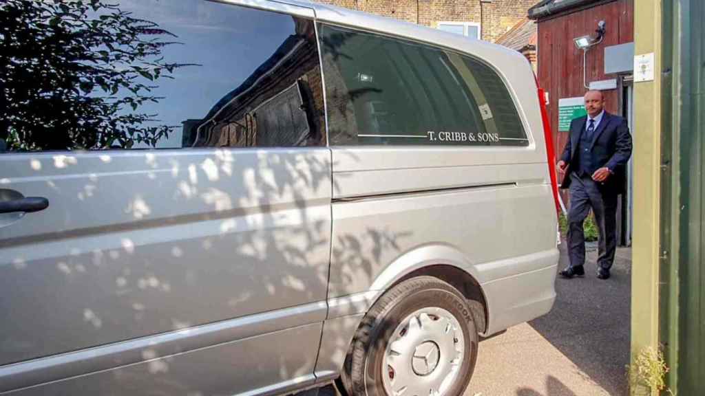 Este es el momento preciso en el que extraen el feretro donde se transporta los restos mortales del vasco para ser sometido a una tercera autopsia.