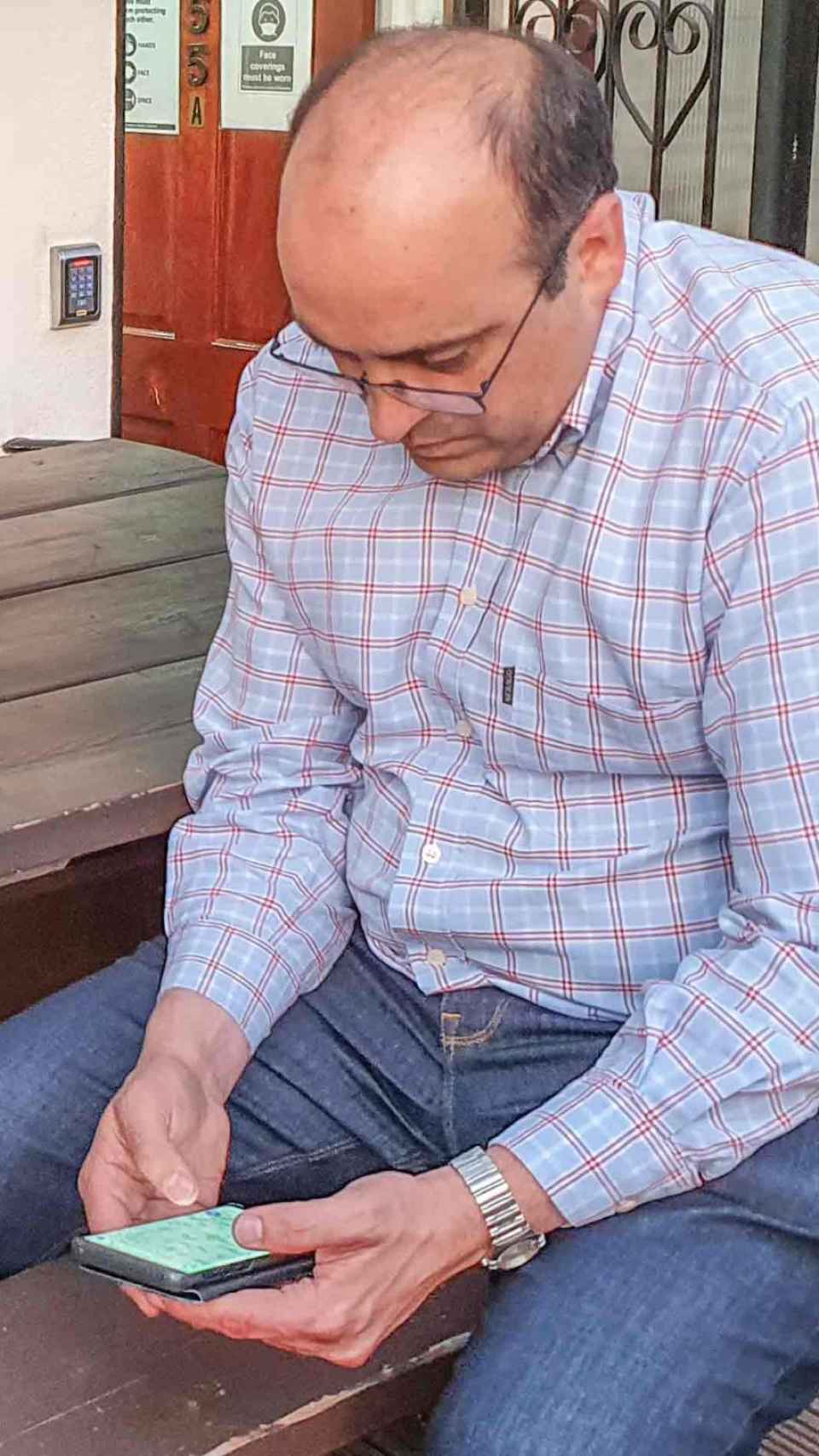 El forense vallisoletano Aitor Curiel López de Arcaute aguarda en Londres unas horas antes de practicar la tercera autopsia.