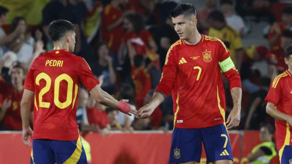 Morata y Pedri celebran uno de los goles contra Irlanda del Norte.