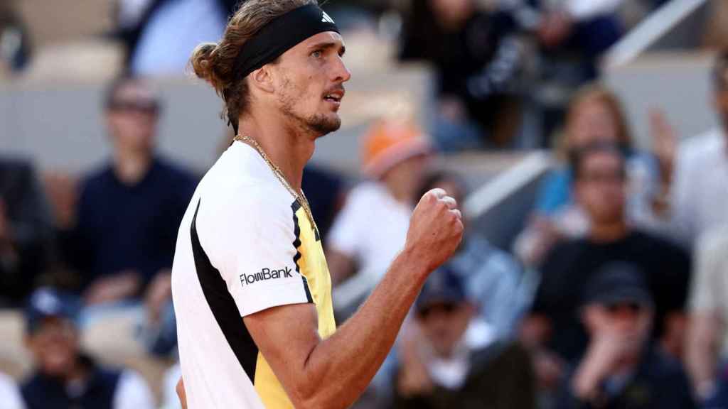 Zverev celebra un punto frente a Carlos Alcaraz.