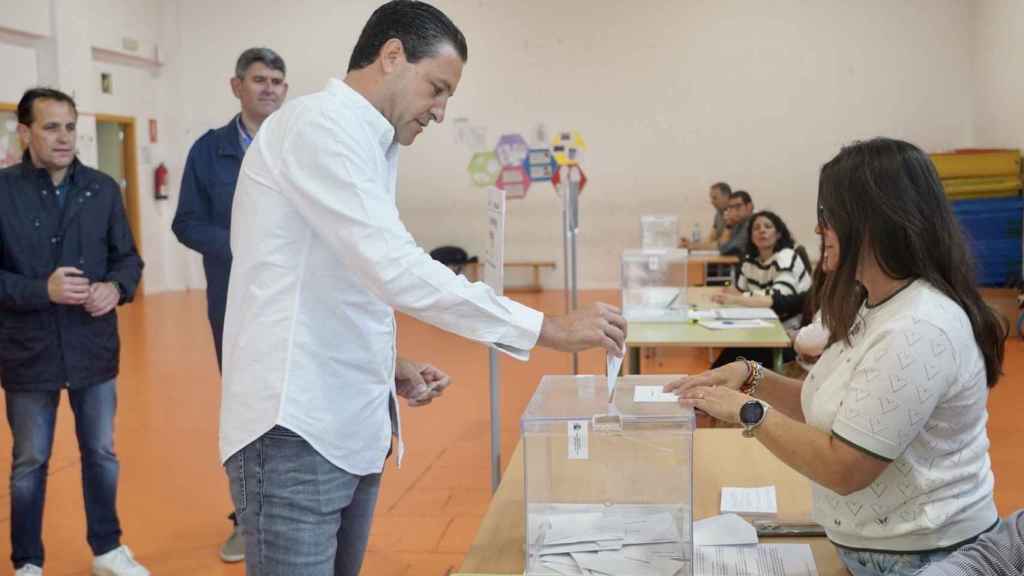 Raúl de la Hoz ejerce su derecho a voto en Valladolid