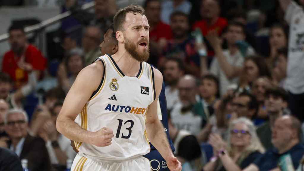 El base del Real Madrid, Sergio Rodríguez, celebra un triple anotado al UCAM Murcia durante el primer partido de la final de la Liga Endesa.