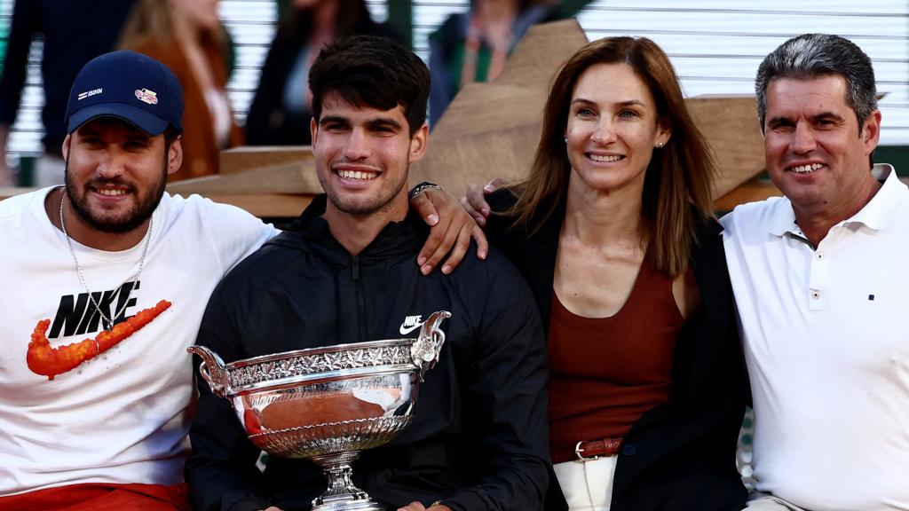 Carlos Alcaraz posa con el título de Roland Garros junto a su familia.