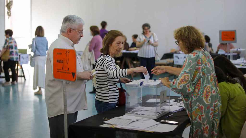 Gente votando en un colegio electoral de Toledo este 9J.