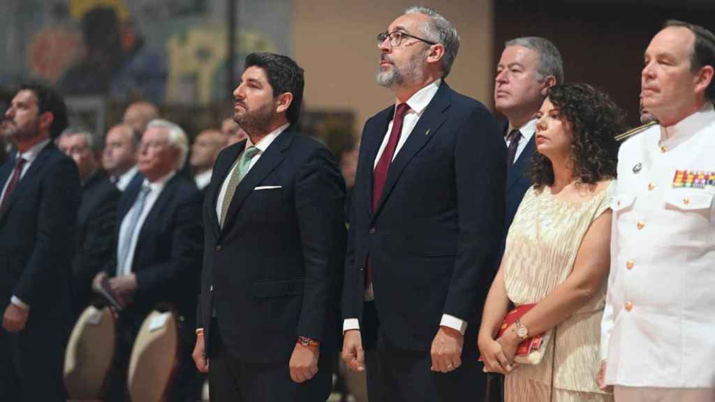 El presidente murciano, Fernando López Miras,  junto al alcalde de Santomera, Víctor Manuel Martínez, este domingo, en el acto institucional del Día de la Región de Murcia, celebrado en El Casón de la Vega.