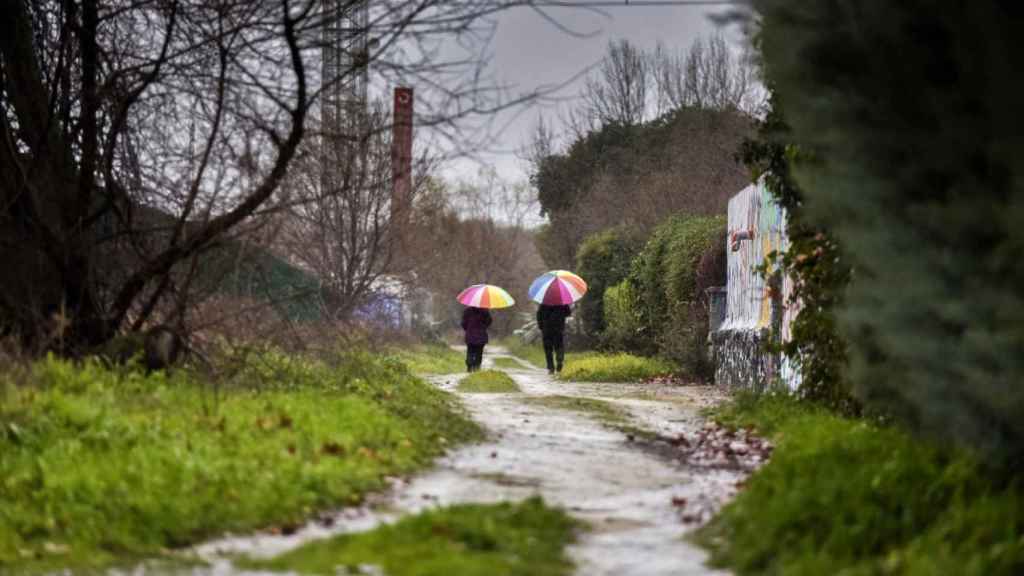 Una pareja camina hacia la Estación de San Yago, en la sierra norte de Madrid, en enero de 2024.