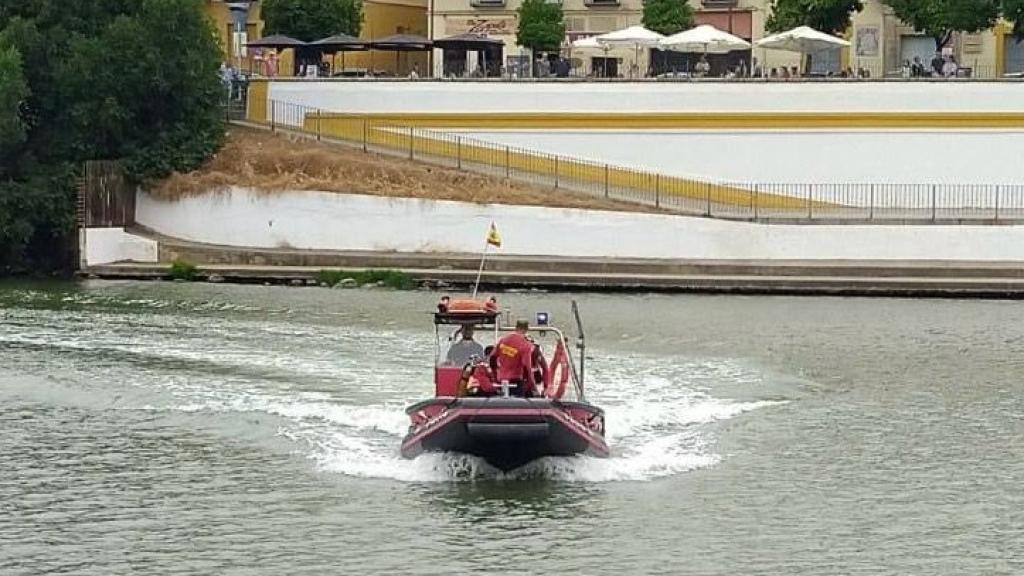Los Bomberos del Ayuntamiento de Sevilla, durante el rastreo del Guadalquivir.