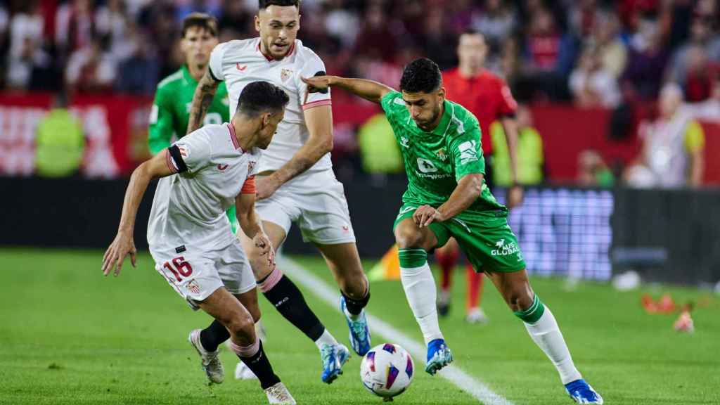 Ayoze encara a Jesús Navas en el derbi de la primera vuelta en el Sánchez Pizjuán.