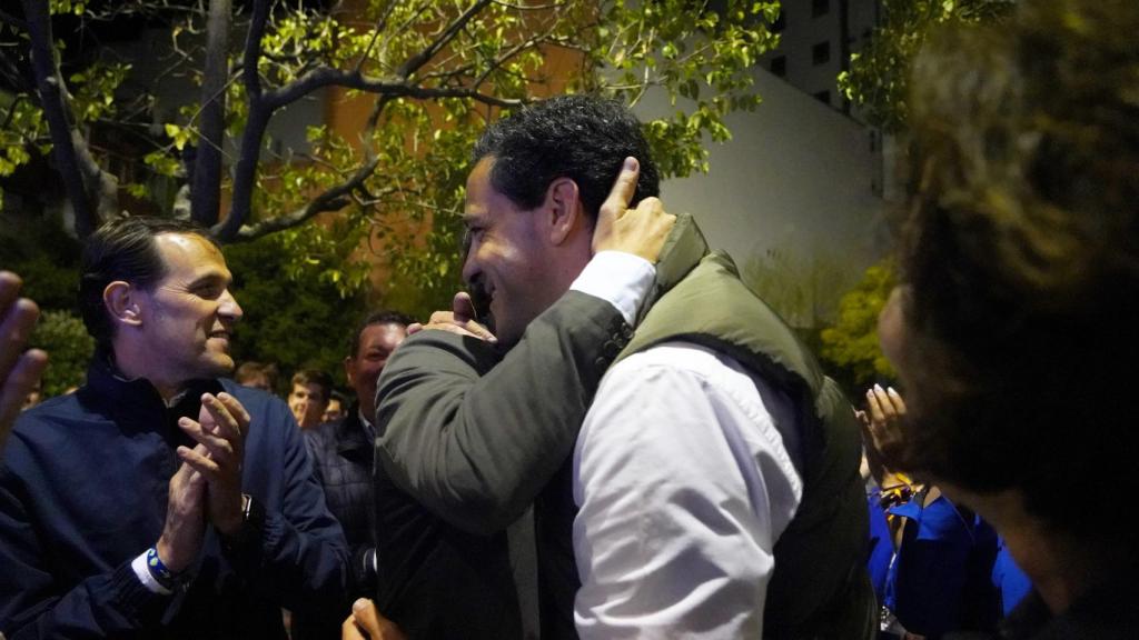 El presidente del Partido Popular de Castilla y León, Alfonso Fernández Mañueco, felicita al candidato al Parlamento Europeo Raúl de la Hoz tras conocer el resultado de las Elecciones Europeas