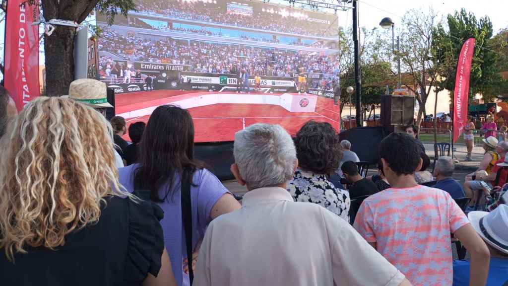 Los vecinos de El Palmar, este domingo, presenciando cómo Carlitos recoge la Copa de los Mosqueteros.