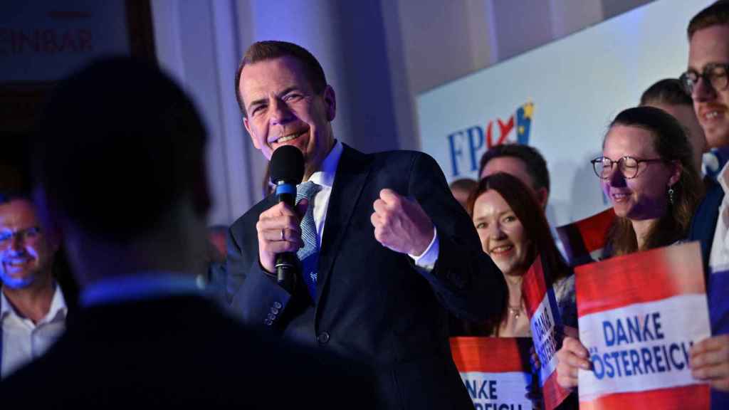 El candidato del Partido de la Libertad a las elecciones europeas, Harald Vilimsky, celebra los resultados en Viena.