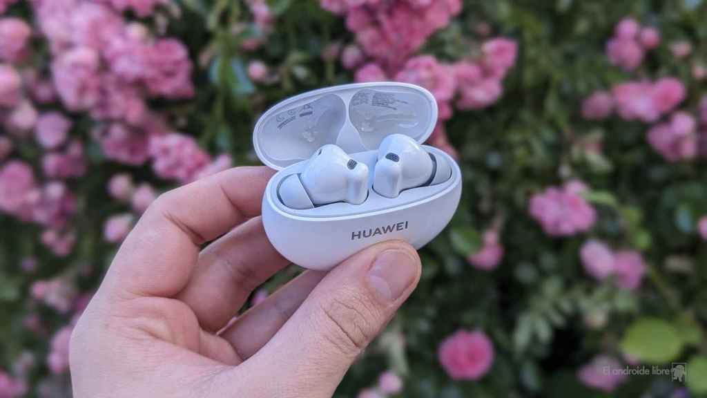 Huawei Freebuds 6i en mano