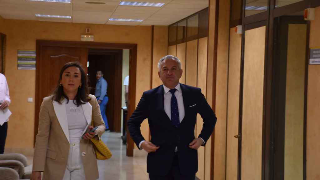 La consejera de Movilidad y Transformación Digital, María González Corral, y el delegado del Gobierno en Castilla y León, Nicanor Sen, momentos previos a la inauguración de las jornadas de seguridad vial