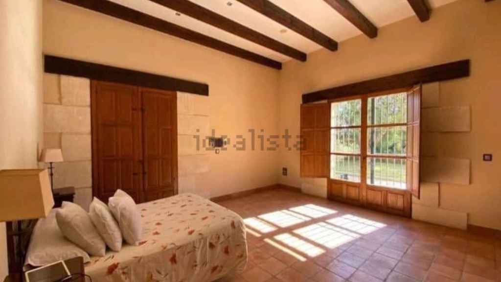 Una de las habitaciones de la vivienda.