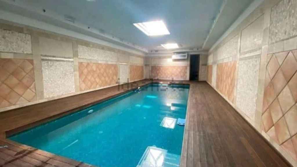 Piscina cubierta de la vivienda.