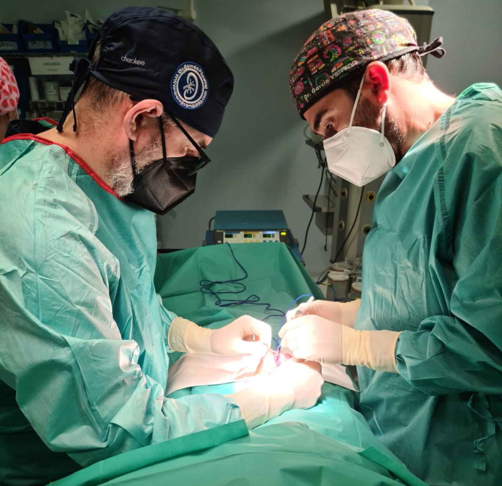 Dos urólogos en una intervención quirúrgica