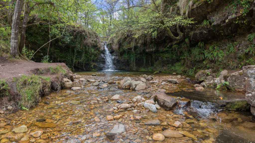 Uno de los tramos con cascada de la ruta, en Cantabria.