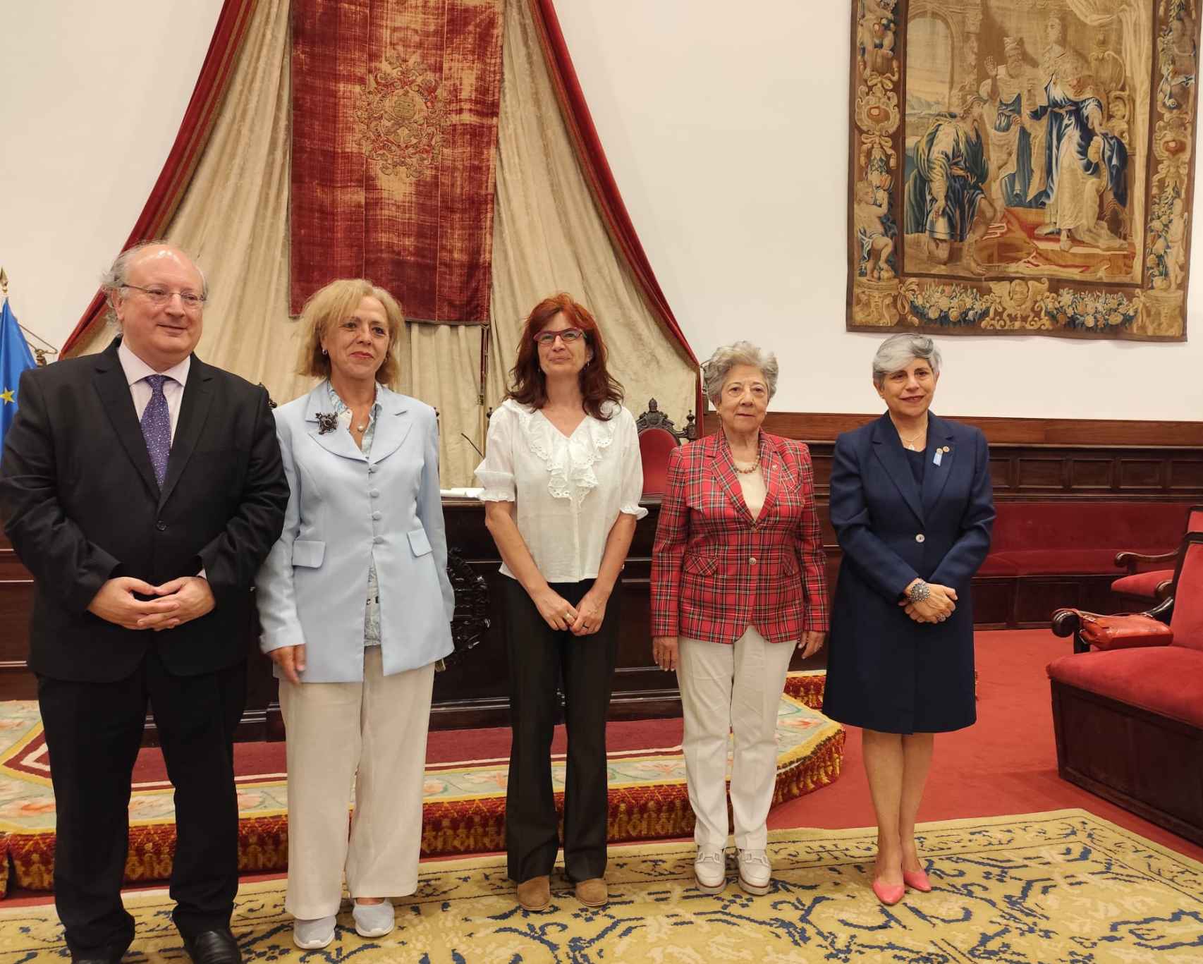 Nombramientos con socia de honor a Susy Bello, a la derecha