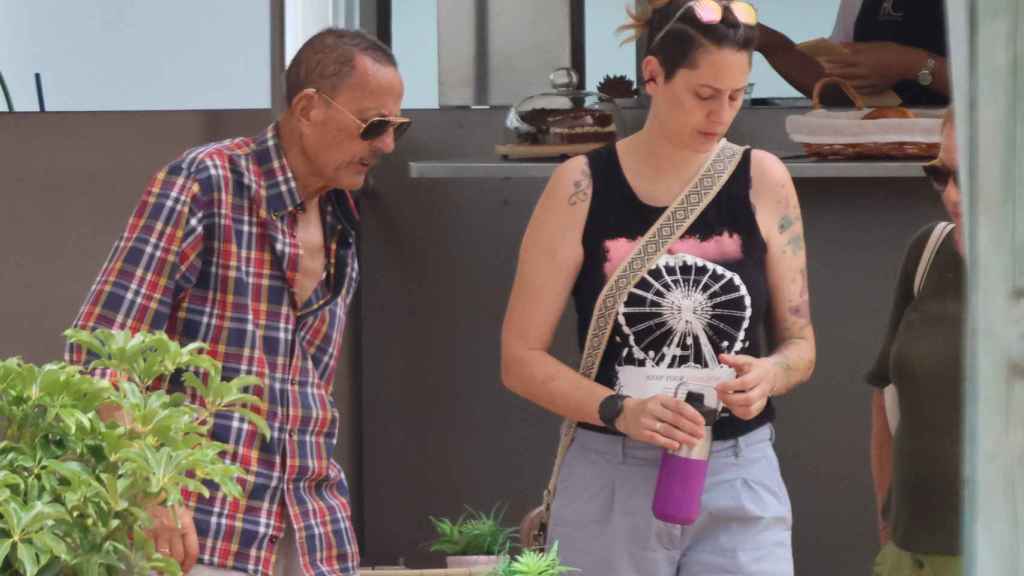 Julián Muñoz junto a su hija Elia, hace unos días, en Marbella.