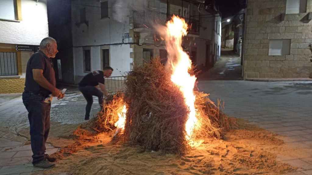 Hoguera de San Juan en la plaza Mayor de Villarino